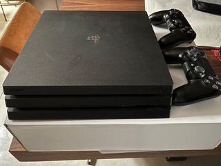 Playstation 4 Pro 1TB Jet Black + 2 Mandos