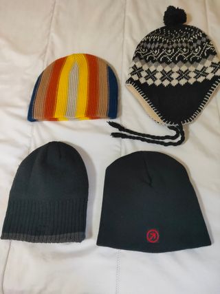 Lote 4 gorros lana, 3 negros, 1 multicolor