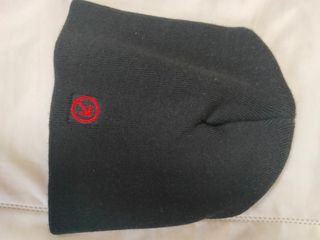Lote 4 gorros lana, 3 negros, 1 multicolor