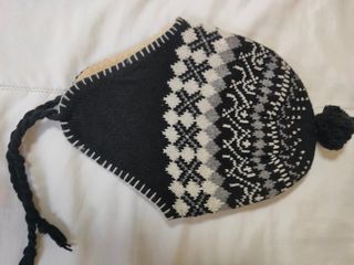 Lote 4 gorros lana, 3 negros, 1 multicolor