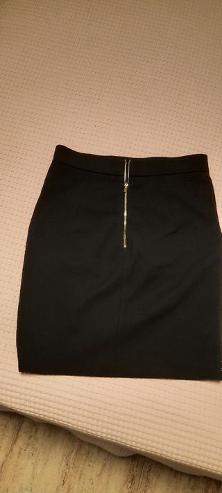 Falda negra con cremalleras doradas