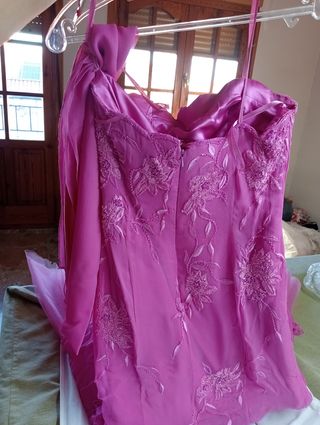 Vestido de fiesta fucsia bordado