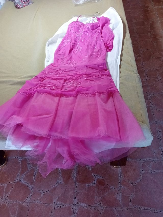 Vestido de fiesta fucsia bordado