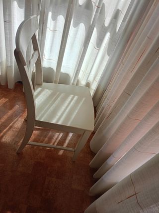 Silla blanca de madera.
A recoger en Santander.