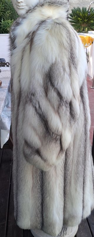 Chaqueta de piel larga beige y gris
Piel de zorro