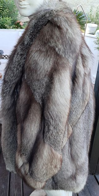 Chaqueta de piel larga beige y gris
Piel de zorro
