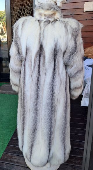 Chaqueta de piel larga beige y gris
Piel de zorro