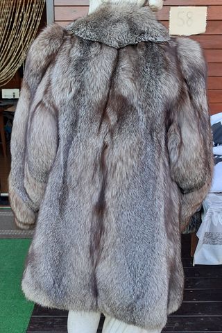 Chaqueta de piel larga beige y gris
Piel de zorro