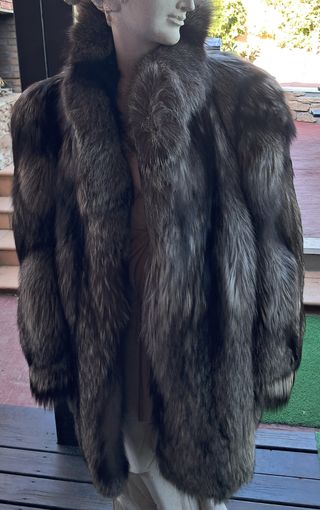 Chaqueta de piel larga beige y gris
Piel de zorro