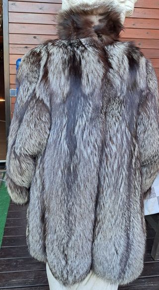 Chaqueta de piel larga beige y gris
Piel de zorro