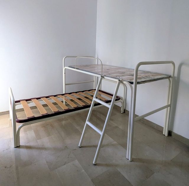 Litera metálica de diseño tubular