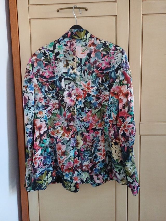 Chaqueta floral Zara Talla M