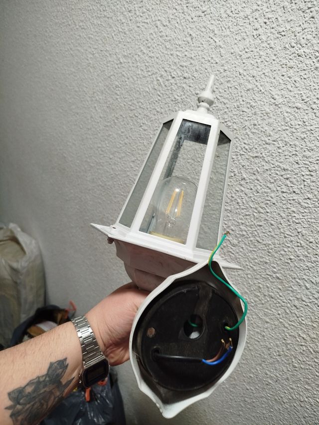 Lámpara exterior blanca con bombilla LED