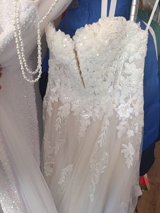 Vestido de novia corpiño flores y perlas