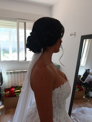 Vestido de novia corpiño flores y perlas