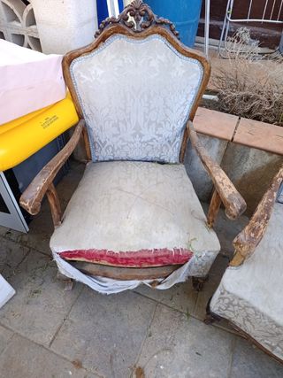 Butaca antigua de tela y madera
