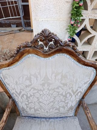 Butaca antigua de tela y madera