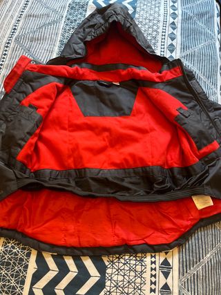 Chaqueta de esquí negra y roja 
talla 98/104