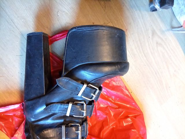 Botas altas con plataforma y hebillas