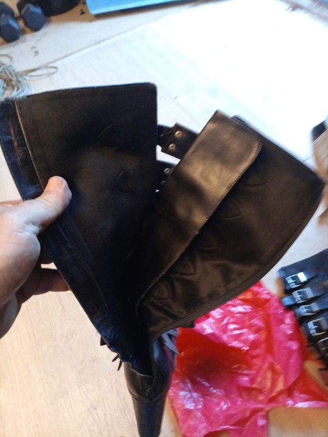 Botas altas con plataforma y hebillas