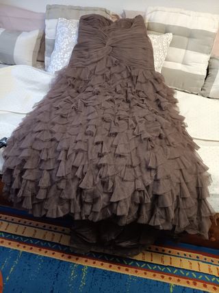 Vestido de fiesta marrón con volantes