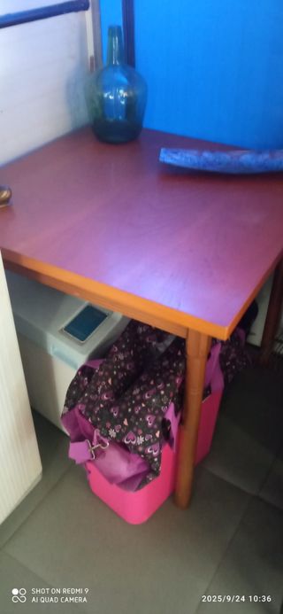 Mesa de madera marrón