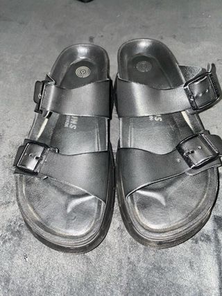 Sandalias plataforma, piel negras.