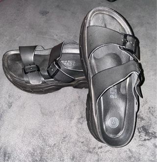 Sandalias plataforma, piel negras.