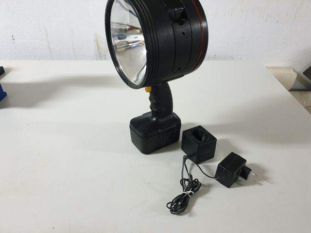 Foco LED Recargable con Cargador