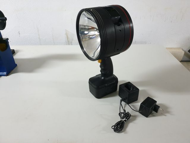 Foco LED Recargable con Cargador