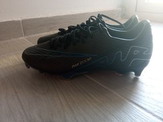 Zapatos de fútbol Nike negros y azules