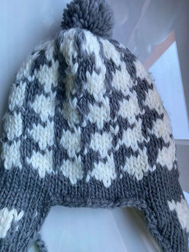 Gorro de lana con orejeras y pompones