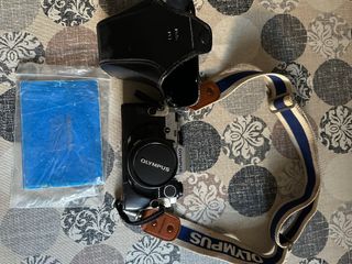 Cámara Olympus Negra con Correa Azul