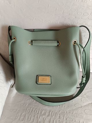 Bolso verde con detalles dorados
