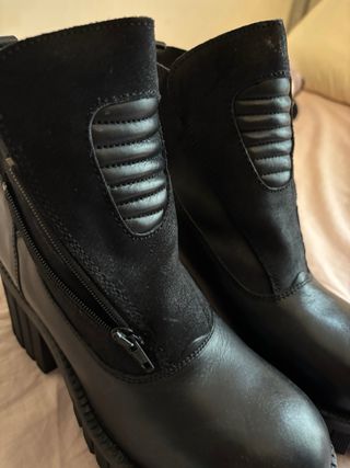 Botas altas negras con plataforma y cierre