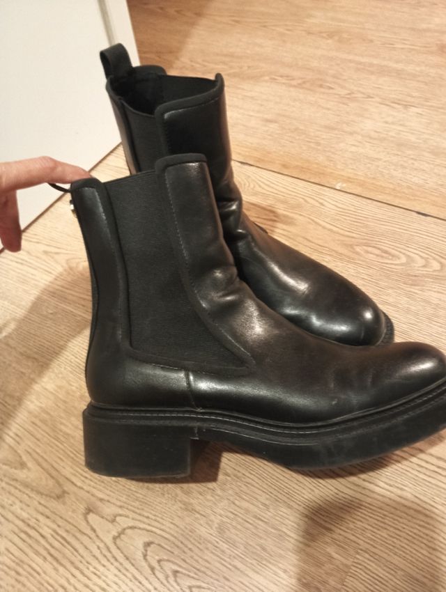 Botines Chelsea negros Zara