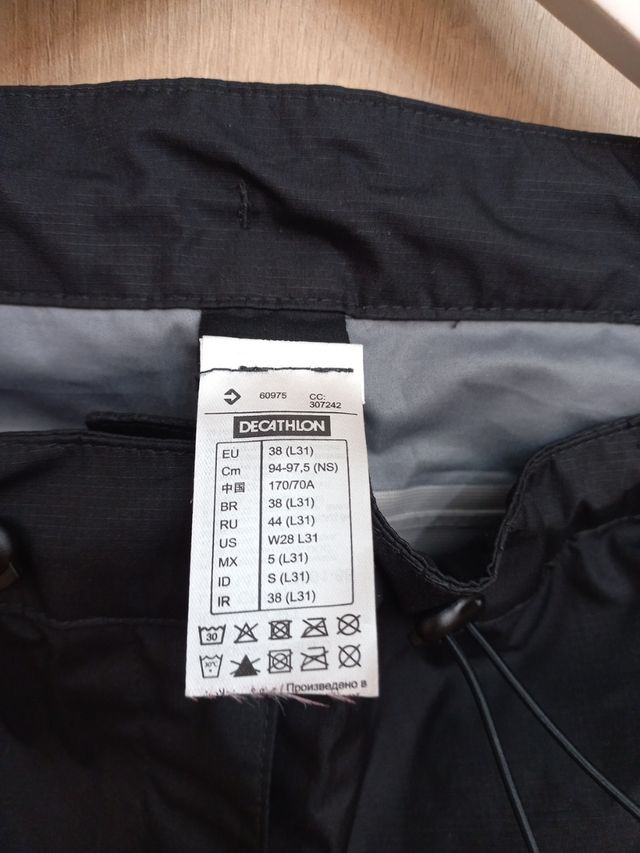 Pantalón negro de agua Quechua de Decathlon.