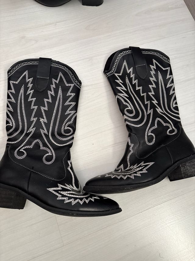 Botas camperas negras con bordado!! no envíos