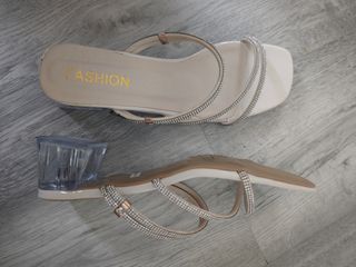 Sandalias beige con tiras de pedrería poco tacón.