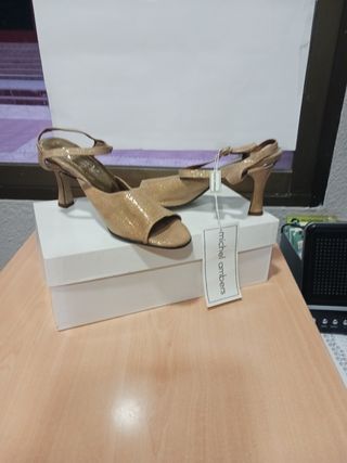 Zapatos dorados tacón Michel Ambers