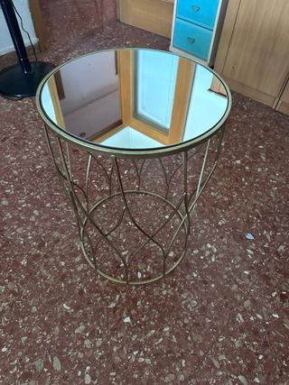 Mesa auxiliar redonda dorada con tablero de vidrio