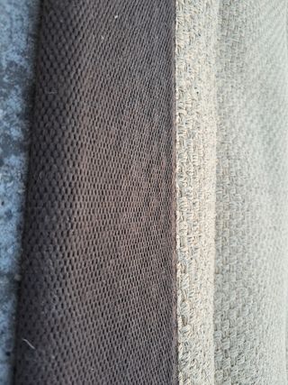 Alfombra de fibras naturales beige y marrón
