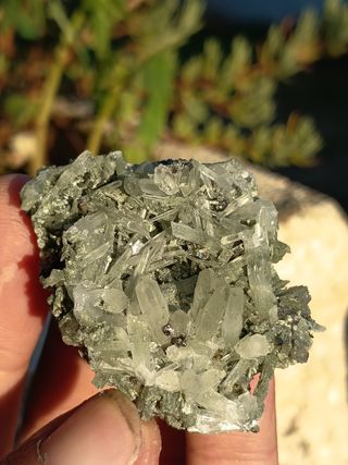 Cristais de quartzo em matriz mineral