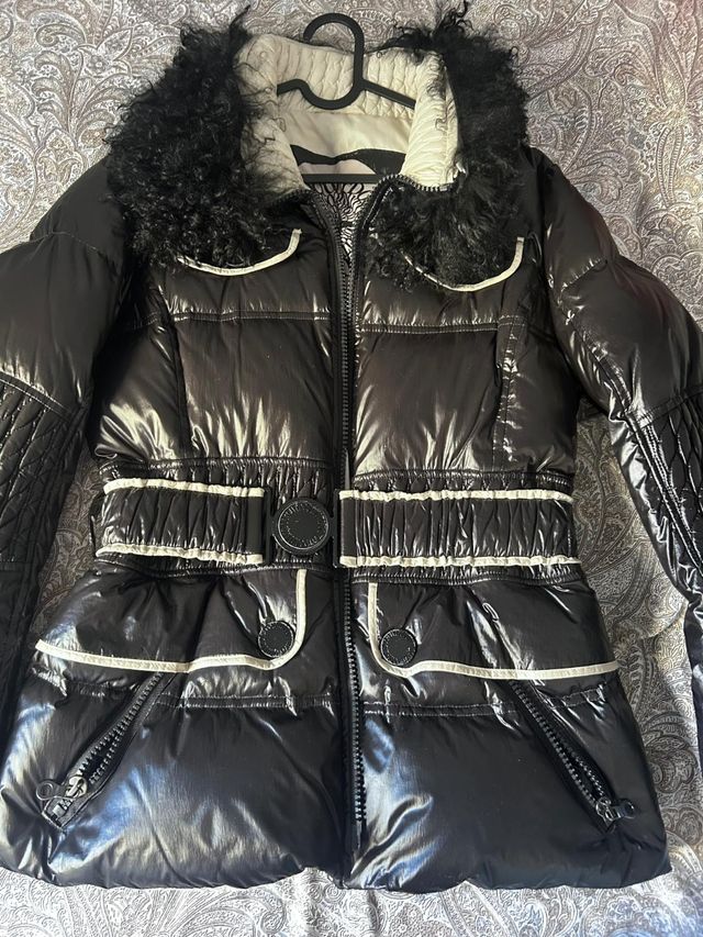 Plumas negro y blanco con pelo