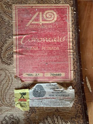 Alfombra de tela beige y marrón