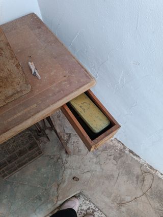 Máquina de coser antigua con tapa