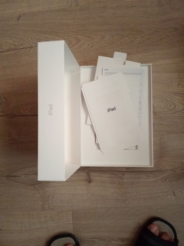 Caja Vacía iPad Apple.Con Documentos y pegatinas