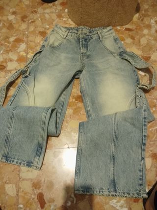 Pantalón vaquero desgastado con tirantes