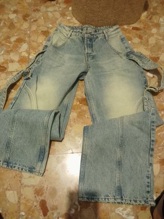 Pantalón vaquero desgastado con tirantes