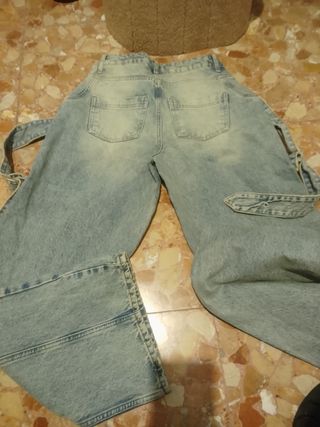 Pantalón vaquero desgastado con tirantes